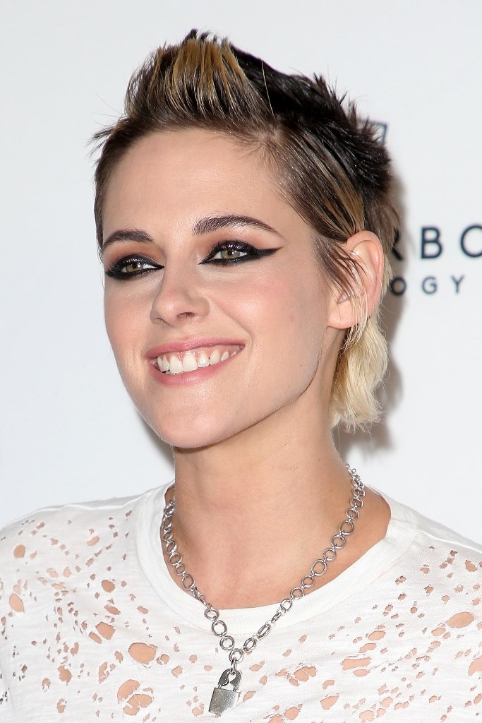 Кристен Стюарт решила нарисовать стрелки от нижнего века и хорошенько прокрасить черной подводкой контур и слизистую глаза, что в результате сделало разрез глаз более узким и невыразительным.