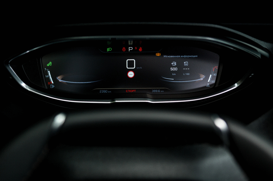 Приборную панель Peugeot 5008 можно настроить, выбрав режим полноэкранной навигации, традиционной панели приборов или продвинутой, в которой центральное место займет индикация работы различных электронных помощников. 