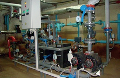 Одной из главных проблем российского коммунального комплекса является низкая энергоэффективность систем тепло- и водоснабжения в сочетании с большими потерями, обусловленными отсутствием регулирования подачи ресурса потребителю в режиме реального времени. Частотное регулирование позволяет решить эту проблему. Одним из примеров может служить опыт реконструкции городской котельной МУП «Комбинат бытовых услуг» в г. Бердск Новосибирской области, где было необходимо оптимизировать работу подпиточных насосов.