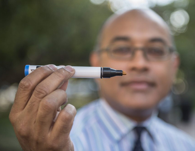 Профессор Джайант Пинто с пахучим "фломастером". Такими ученые проверяли обоняние у пожилых людей.