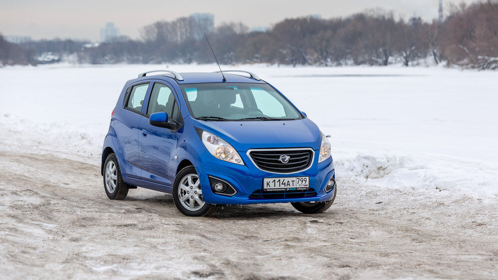 За  исключением эмблем и шильдиков, а также слегка изменённой радиаторной  решётки и пересмотренных бамперов, это один в один маленький Chevrolet.  