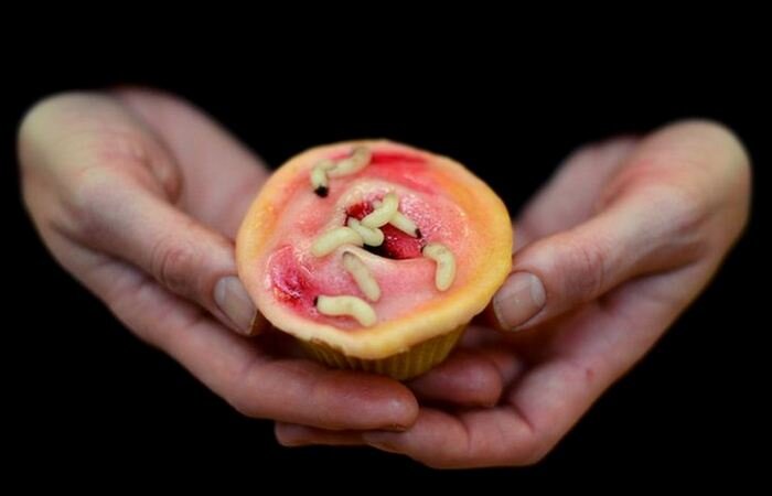  Отвратительно и сладко...Конфеты обожают, пожалуй, все. Отказаться от них могут разве что откровенные ненавистники сладкого. И всё же среди конфет есть и такие, что вызывают откровенное отвращение. Согласитесь, далеко не все отважатся попробовать сладость со скорпионом внутри или конфету с названием «гнилое яйцо». В этом обзоре самые отвратительные вкусняшки, которые только могли придумать производители сладостей. А вы бы решились попробовать?