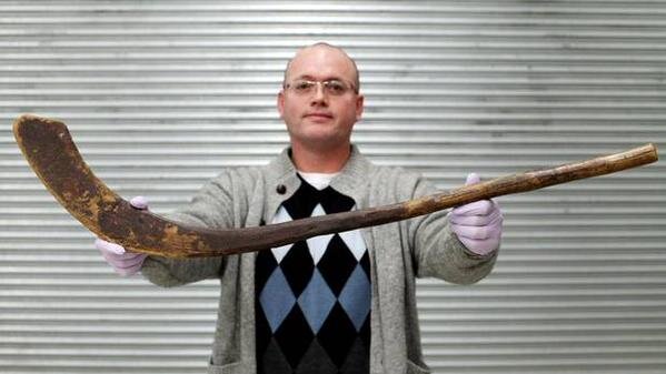 Самая старая в мире клюшка. Экспертиза показала, что она была изготовлена из клена в 1830-х годах. Владельцу клюшки заплатили около 250 тысяч долларов США.