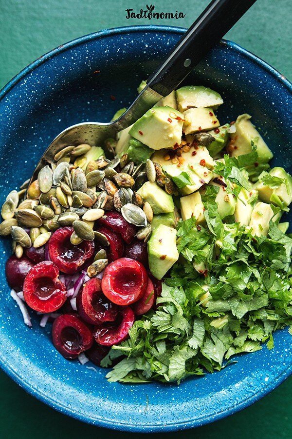 Салат из черешни и авокадо.Время приготовления: 10 минут 
Ингредиенты на 2 порции:

1)2 столовые ложки семян тыквы;

2)150 г черешни;
3)1/4 красного лука;
4)1 авокадо, спелый;
5)несколько веточек кориандра или петрушки;

6)1 – 2 столовые ложки сока лимона или лайма;
7)щепотка хлопьев чили или кайенского перца;
8)соль и черный перец;
Подготовка:

1. Сильно разогреть сухую сковороду. Высыпать тыквенные семечки и аккуратно прогреть, а когда начнут прыгать и интенсивно пахнуть поместить на небольшое блюдце, чтобы остыли.
2. Черешню разрезать на половинки или четвертинки, если очень большие. Лук нарезать на тонкие полумесяцы. Авокадо очистить, удалить косточку и нарезать на крупные кубики. Кориандр мелко нарезать.
3. Подготовленные таким образом ингредиенты всыпать в миску, добавить лимонный сок, хлопья чили, соль и перец и аккуратно перемешать. В конце добавить семена тыквы и еще раз перемешать. Лучше всего есть сразу.

Советы:

Лимонный сок стоит добавлять постепенно, больше или меньше в зависимости от сладости вишни. Вы можете также использовать сок лайма.
Этот салат действительно очень быстро исчезает. Для двух человек стоит сделать его на 2 порции.