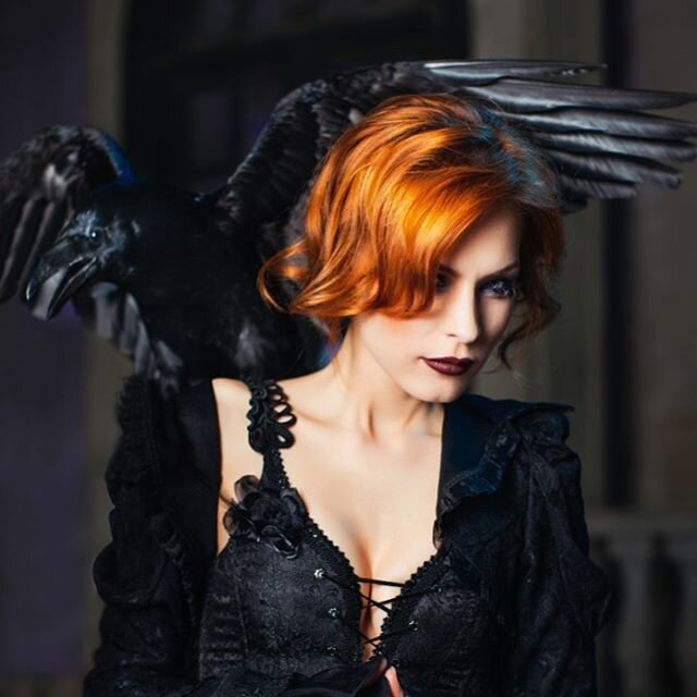 Мэрилин Керро с вороном (фото из интернет)