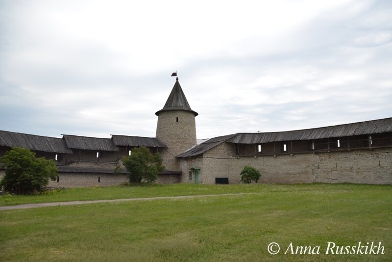 

В 2013 г. Псковский Кром (Кремль) вошел в десятку "Символов России", победив в медиаконкурсе "Россия-10".
