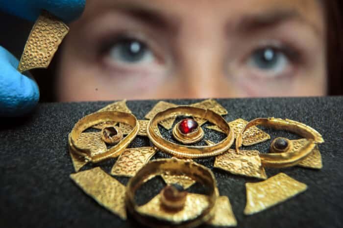 Куратор археологии Люси Крейтон с англосаксонской брошью VII века. Считается, что это было захоронение дворянки. Фото yorkshirepost.co.uk