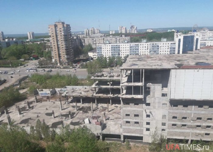 Уфа обременена стройками века, утверждает пресса. Множество стройплощадок следуют старому советскому анекдоту: не кончили вчера, кончим сегодня… завтра поможет прораб-коллега.