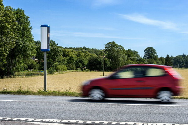 Каждый год скоростные камеры Швеции регистрируют 1,4 миллиарда проезжающих автотранспортных средств. Около сотни тысяч водителей получают штраф за превышение скорости. Но миллионы нарушений фиксируют радары в то время, когда камеры отключены. Значит более 99 % нарушителей скоростного режима уходят от ответственности.