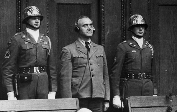 Бергер на скамье подсудимых в 1949 году, он получит 25 лет за Холокост, но отсидит только 6