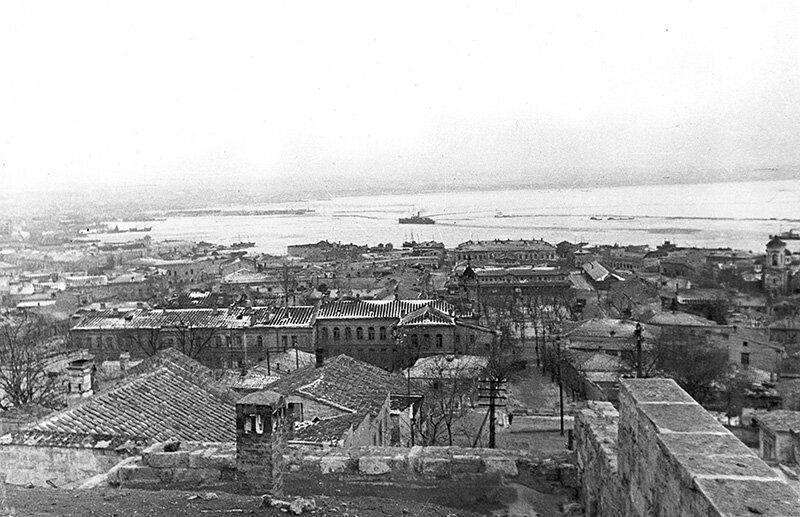 Вид от командного пункта КВМБ на Митридатской лестнице, 1942 год.