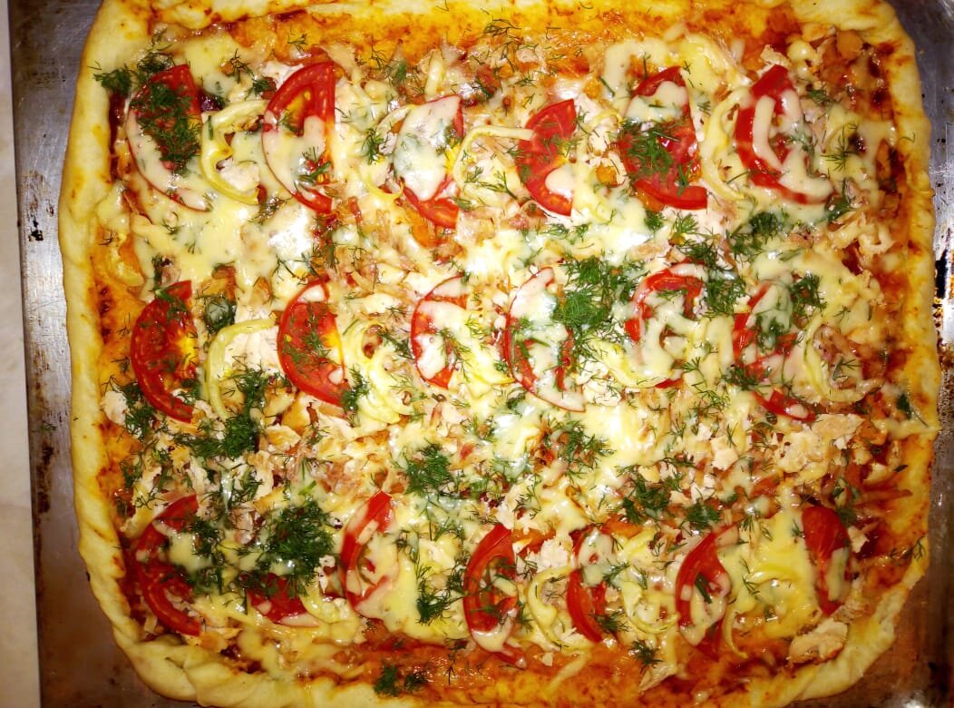 Домашняя пицца в духовке рецепт начинки. Начинка для пиццы в домашних. Начинка для пиццы в домашних условиях. Пицца на овощной подушке рецепт. Традиционная начинка для пиццы Ингредиенты.