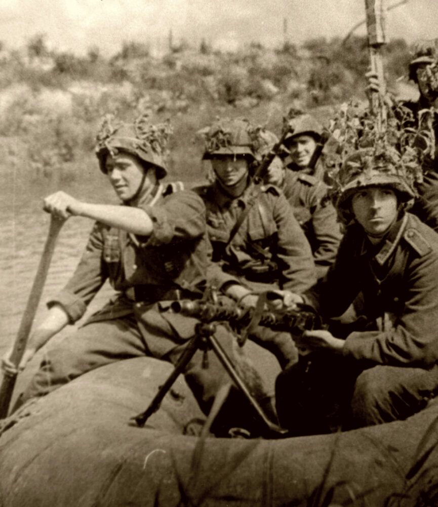 Испанские солдаты из 250-й дивизии вермахта (250. Infanterie-Division) на лодке переправляются через Волхов. 