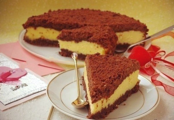 Ингредиенты: 
Мука пшеничная - 400 г;
Масло сливочное - 250 г;
Творог - 500 г;
Какао-порошок - 4 ст.л.;
Яйца - 4 шт;
Сахар - 350 г;
Ванильный сахар - 1 пач.;
Крахмал - 3 ст.л.;
Сметана - 100 г;

Приготовление:

Для приготовления пирога нам понадобится мука,какао-порошок,крахмал,творог,яйца,сахар,сливочное масло,сметана,ванильный сахар.

Размять сливочное масло,добавить 150 г сахара и растереть.

Смешать какао с мукой и перетереть с сахарной массой до состояния крошки.Застелить форму бумагой для выпечки и высыпать половину крошки.

Приготовить начинку:смешать творог с оставшимся сахаром и ванильным сахаром,добавить яйца и сметану,Взбить блендером до однородной массы,затем добавить крахмал.

Вылить творожную смесь поверх шоколадной крошки.

Сверху засыпать оставшейся крошкой.