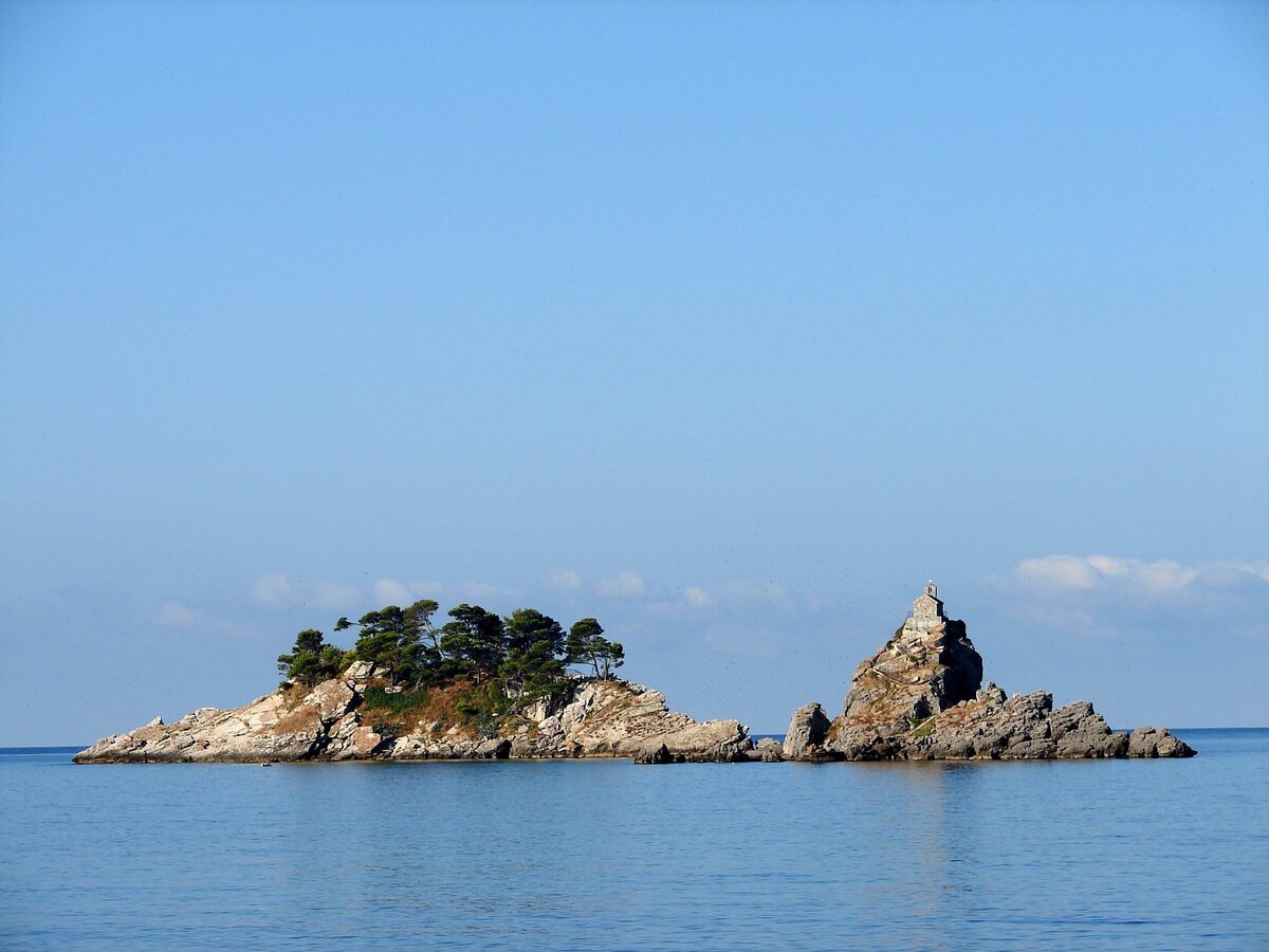 Море столица. Черногория островок в море.