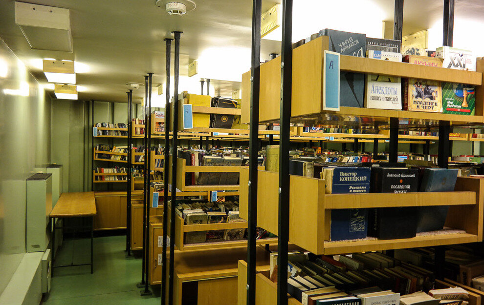 Библиотека, также имеется большая коллекция фильмов для экипажа.