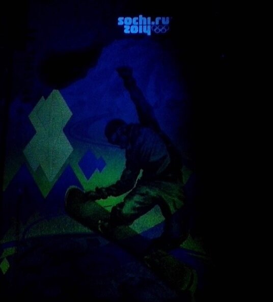 100 рублей Сочи-2014 в ультрафиолетовом свечении