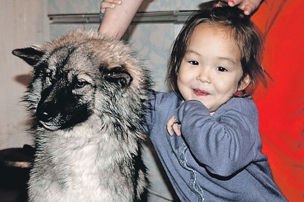 Карина Чикитова со своей любимой собакой. Фото с яндекс картинки