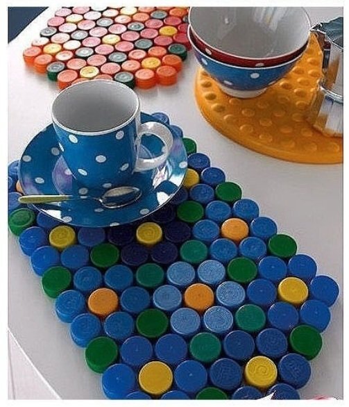 Крышки можно склеить меж собой или нанизать на леску, просверлив дырки.