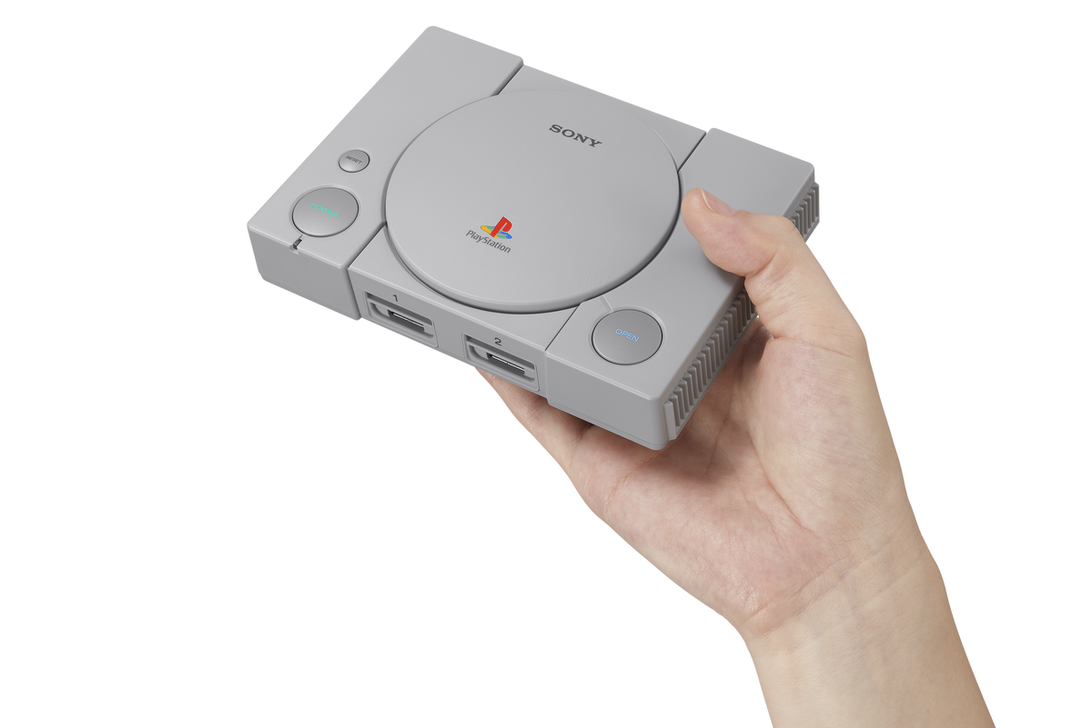 PlayStationClassic выглядит как оригинальная PlayStation, от контроллеров до дизайна упаковочной коробки, но в миниатюре - новая версия на 45% меньше своей предшественницы.