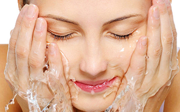 Очищение лица теплой водой