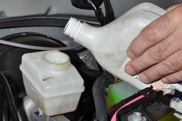 Залив тормозной жидкости в автомобиле