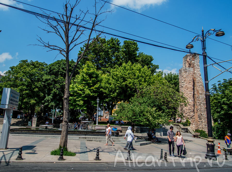 
Если Вы ориентируетесь на указатели, то ищите надпись Yerebatan Sarnici: