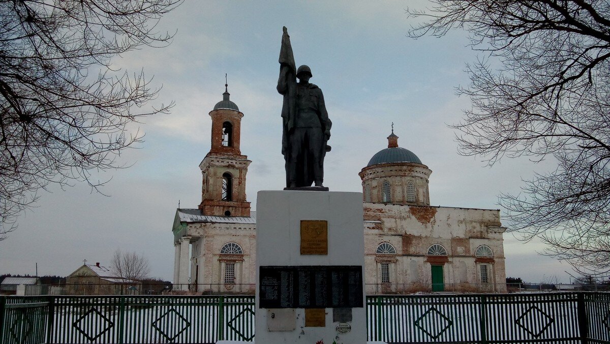 Старинная церковь и памятник советскому солдату в Еланской