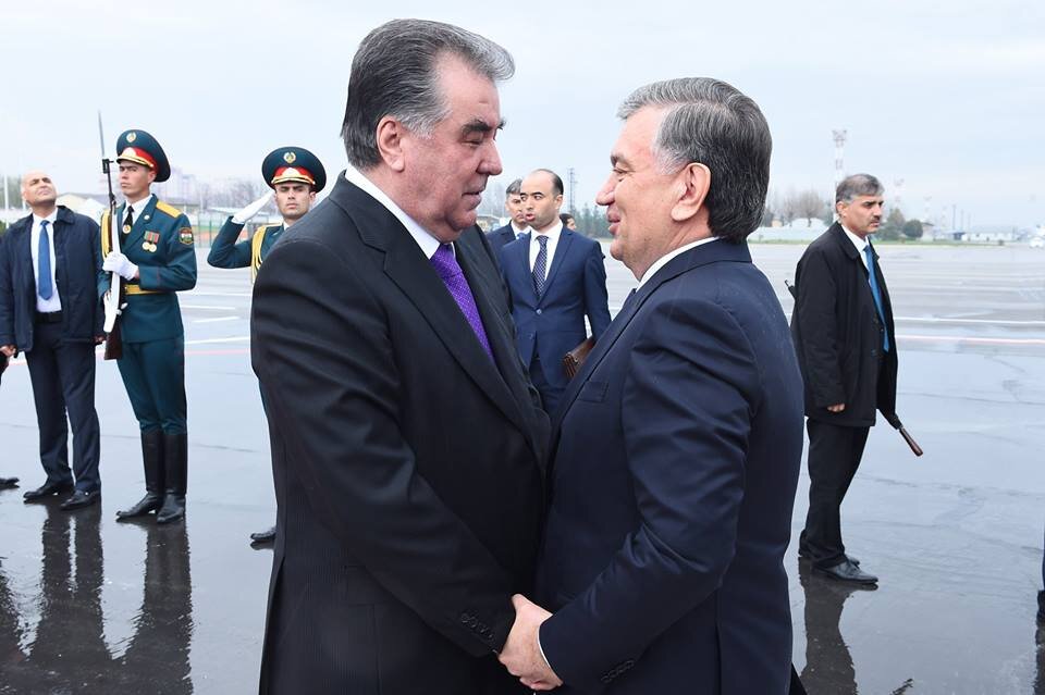 Эмомали Рахмон встречает Шавката Мирзиёева, прибывшего в Душанбе 9 марта 2018 года. Фото: Пресс-служба президента РТ