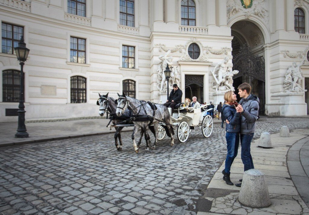Ценителям высококлассных предметов интерьера, стиля «модерн», оригинальной посуды и прочих интересных штучек советуем заглянуть в магазинчик, расположенный в доме Адольфа Лооса (Лоос-Хаус), называем в народе «дом без бровей». Почему этот дом назван в честь архитектора Адольфа Лооса и куда подевались его брови, вы узнаете на нашей Пешеходной экскурсии по Вене, а пока загляните в магазинчик под наванием "Хамтил и сыновья" (адрес: Herrengasse 2/Michaelerplatz, 1010 Wien) Здесь вы так же найдете очаровательные женские и мужске аксессуары, исполненные в стиле «венских мастерских». (Часы работы: ежедневно с 10.00 до 18.00)