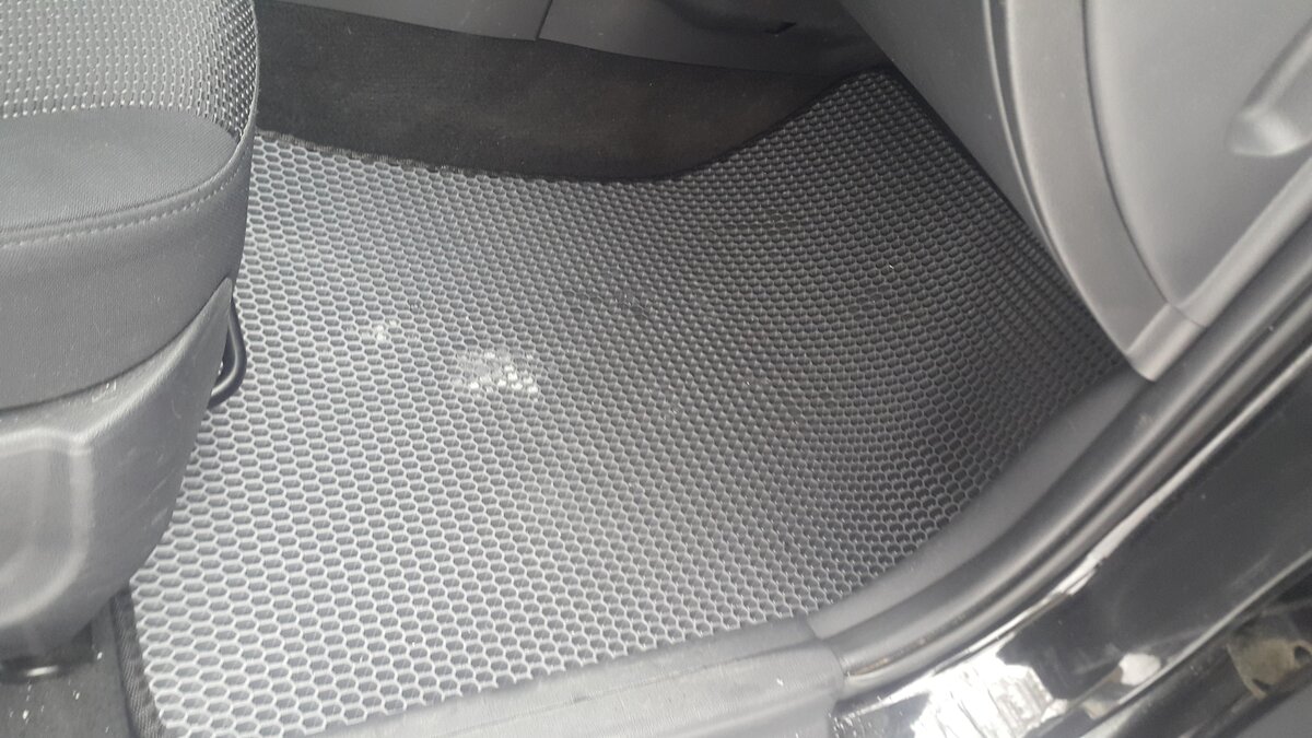 Коврик в салоне