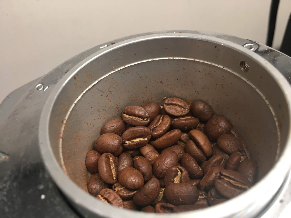 Зерна почти одинаковой формы и размера - признак, что перед нами не смесь (blend), а кофе одного сорта