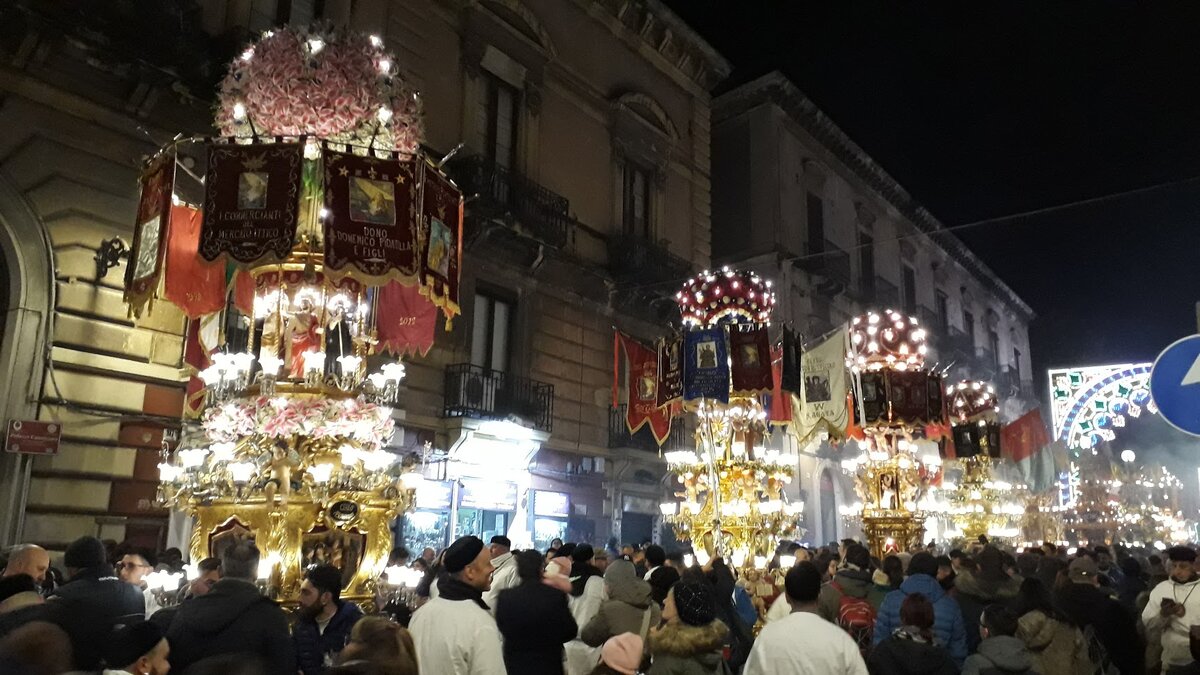 Вот такие яркие конструкции создаются в честь праздника разными предприятиями и организациями города, обычно названия создателей пишут на флагах сверху