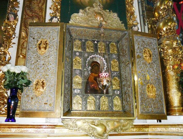 Храм это святыня. Владимирская икона Божией матери во Владимире в Успенском соборе.