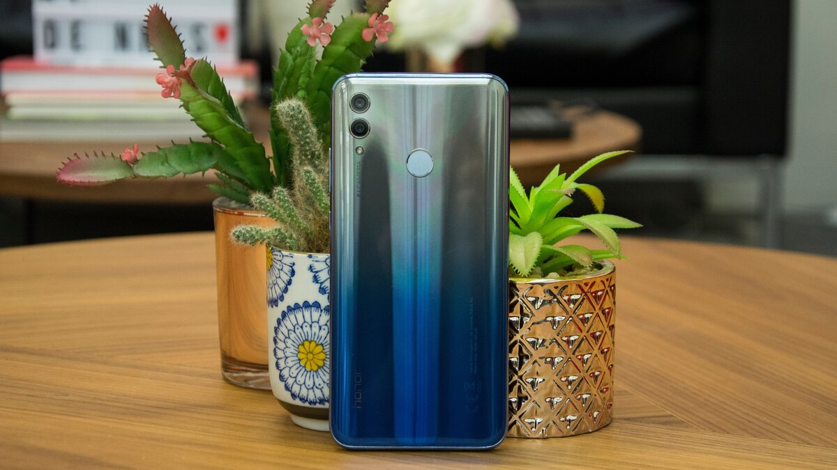 Honor 10 Lite выглядит стеклянным, но сделан из пластика © expertreviews.co.uk