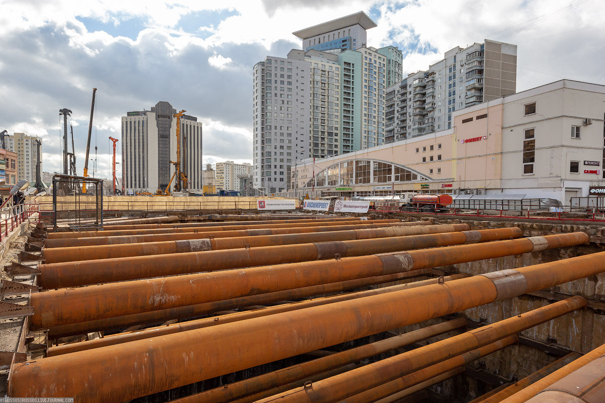 1. Котлован вестибюля, где финишировал щит. Здесь комплексы прошли первый вестибюль и котлован станции также транзитом. 

