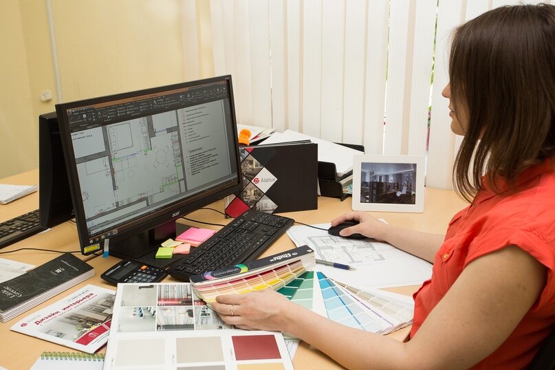 Наш дизайнер за работой.