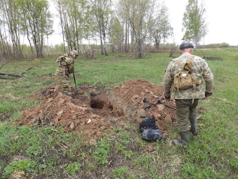   Если с другом вышел в путь - веселей дорога. Что касаемо копа, групповые вылазки более надёжны и более безопасны. Мало ли какие местные люди могут встретиться и с какими лихими мыслями на уме.