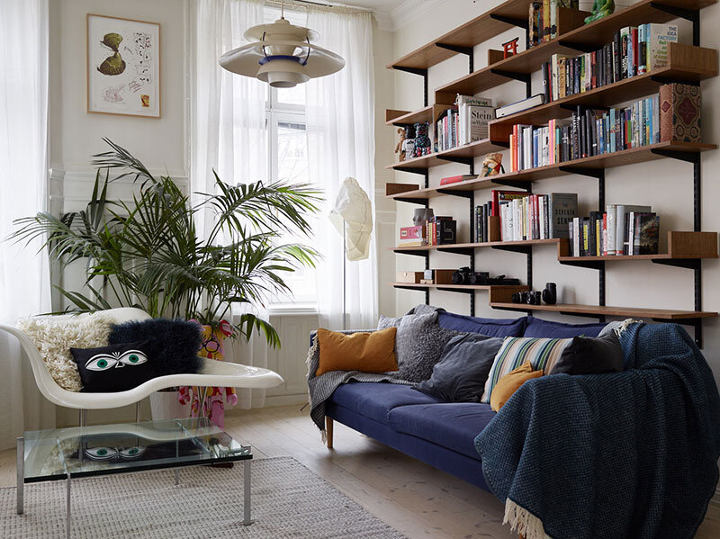  фото с https://www.pufikhomes.com/wp-content/uploads/2019/01/bright-playful-decor-in-stockholm-apartment-pufikhomes-1-1.jpg
