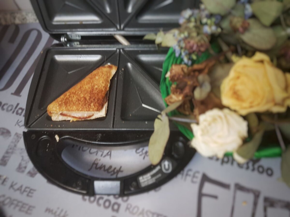 Очень вкусные бутербродики получаются даже просто с сыром, а уж если еще ветчину добавить - нямка