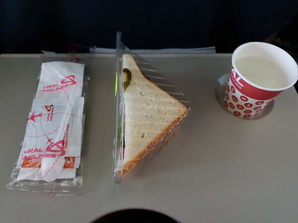 Чем кормят на борту самолёта летящего на Кипр