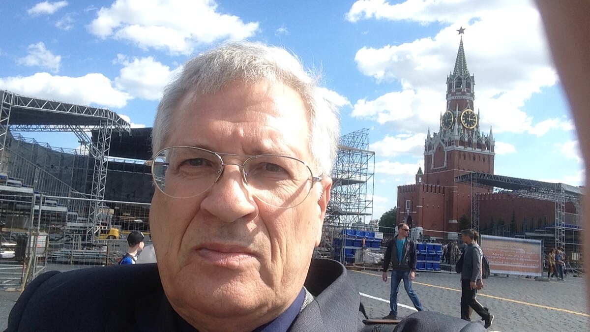 В этот день довелось пройти по Красной площади. Неприятное впечатление оставили стальные конструкции (за моей спиной). С этого места не видно надписи ЛЕНИН на мавзолее. Буквы выложены из какого-то тусклого камня. Смог прочесть лишь вплотную подойдя к ограде.