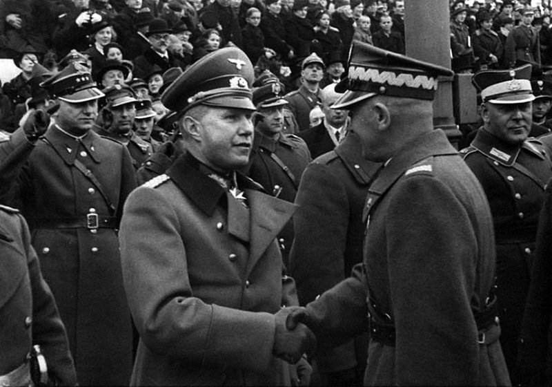 Маршал Польши Эдвард Рыдз-Смиглы жмет руку  немецкому военному атташе генералу фон Штудницу  на параде 11 ноября 1938 года. 