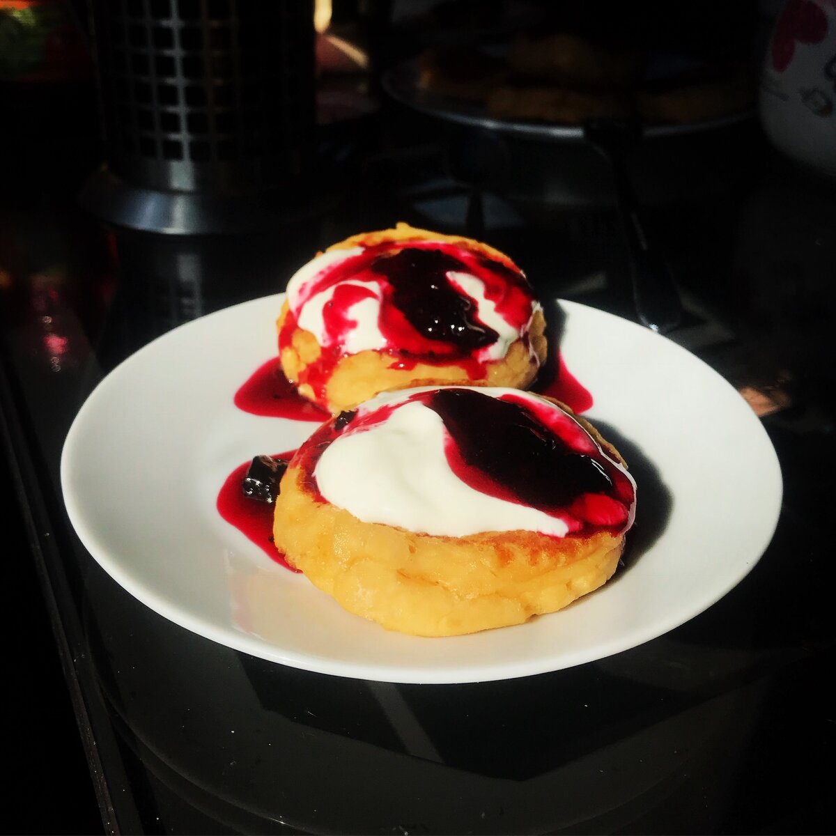 1. Сырники с греческим йогуртом и протертой смородиной. 