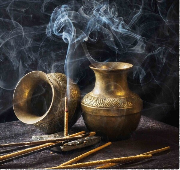 https://cdn.pixabay.com/photo/2017/01/07/19/42/incense-1961430_960_720.jpg