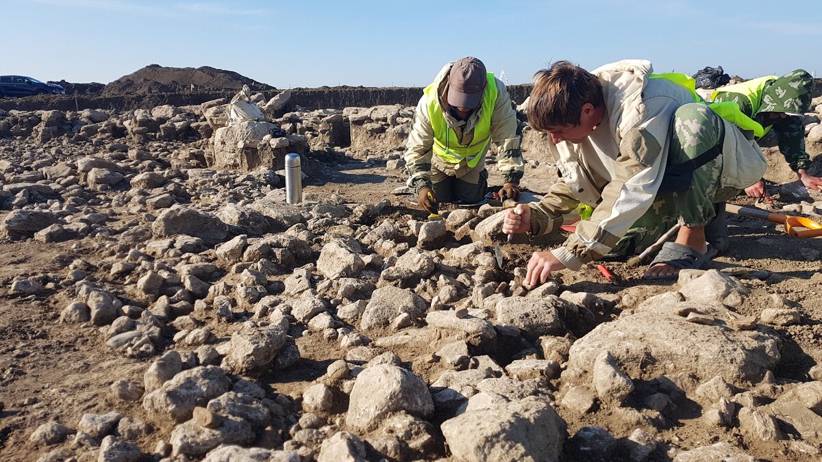 Сначала идет экскаватор, потом работают лопатами. И третий этап – кисточками и ножичками – самый кропотливый. Например, на дороге, где тысячи камней, ребята трудятся уже несколько недель.