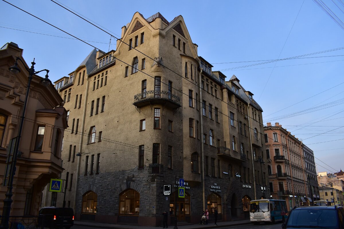 В лучах солнца серое здание приобретает желтоватый тёплый оттенок. Стоит отметить орла, расположенного на углу здания - он является самым настоящим символом доходного дома Путиловой