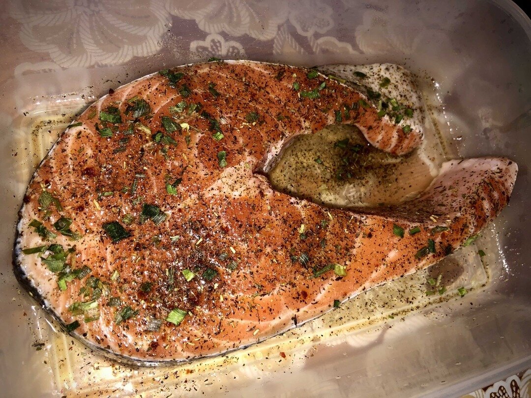 Мой кусочек лосося весом 400г. маринуется