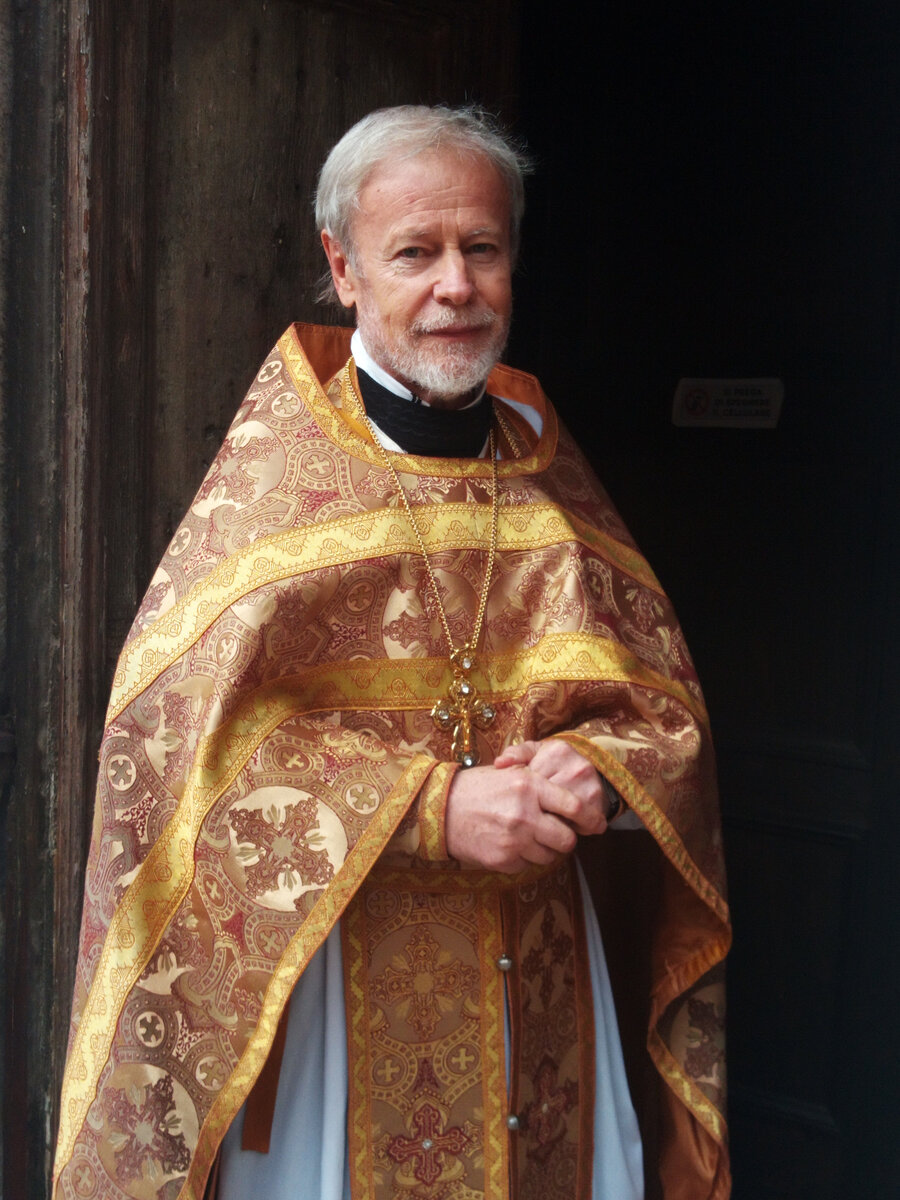 Отец Георгий у стен храма Сан Зан Деголà