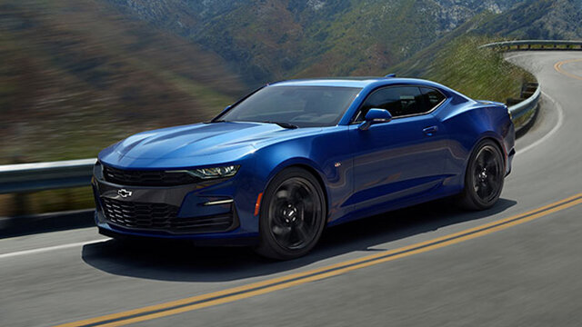 Образ обновлённого Camaro не может не притягивать. Вы можете создать свой персональный Camaro, экспериментируя с разными вариантами стилизации.
Броский Red Hot, стильный Mosaic Black Metallic, вызывающий Crush и другие цвета — дайте волю своему воображению.